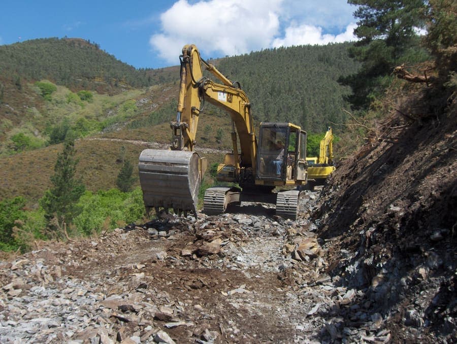 Maquinaria forestal en trabajo de campo