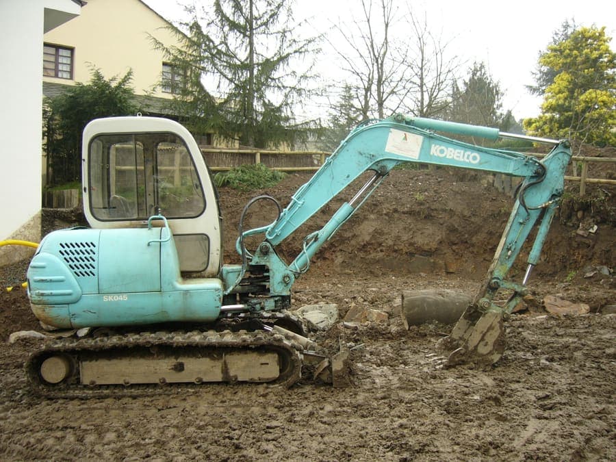 Miniretroexcavadora en obra